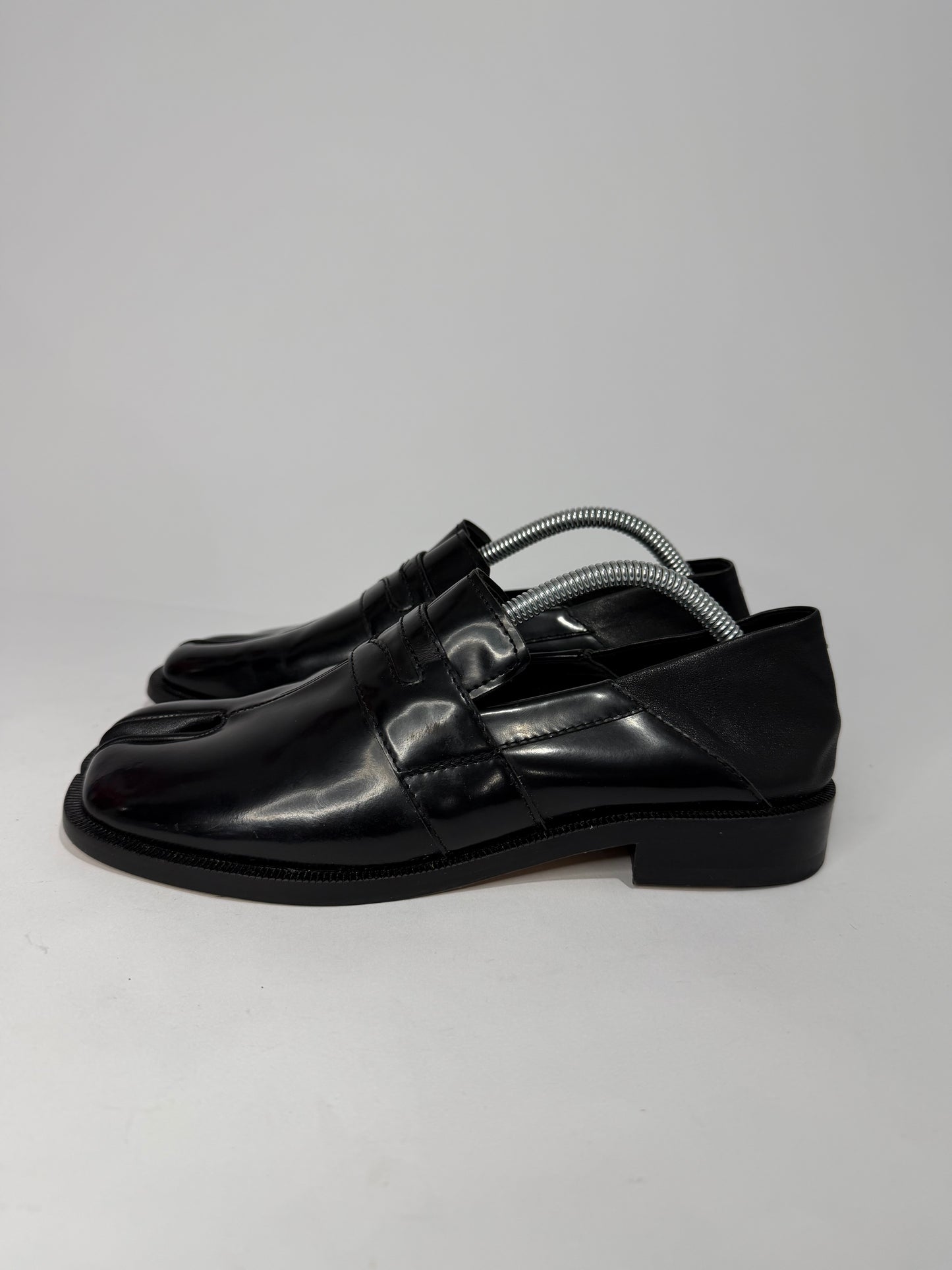 Maison Margeil
Tabi strap split-toe loafers Size 38 EU/ 8 US/ 5UK