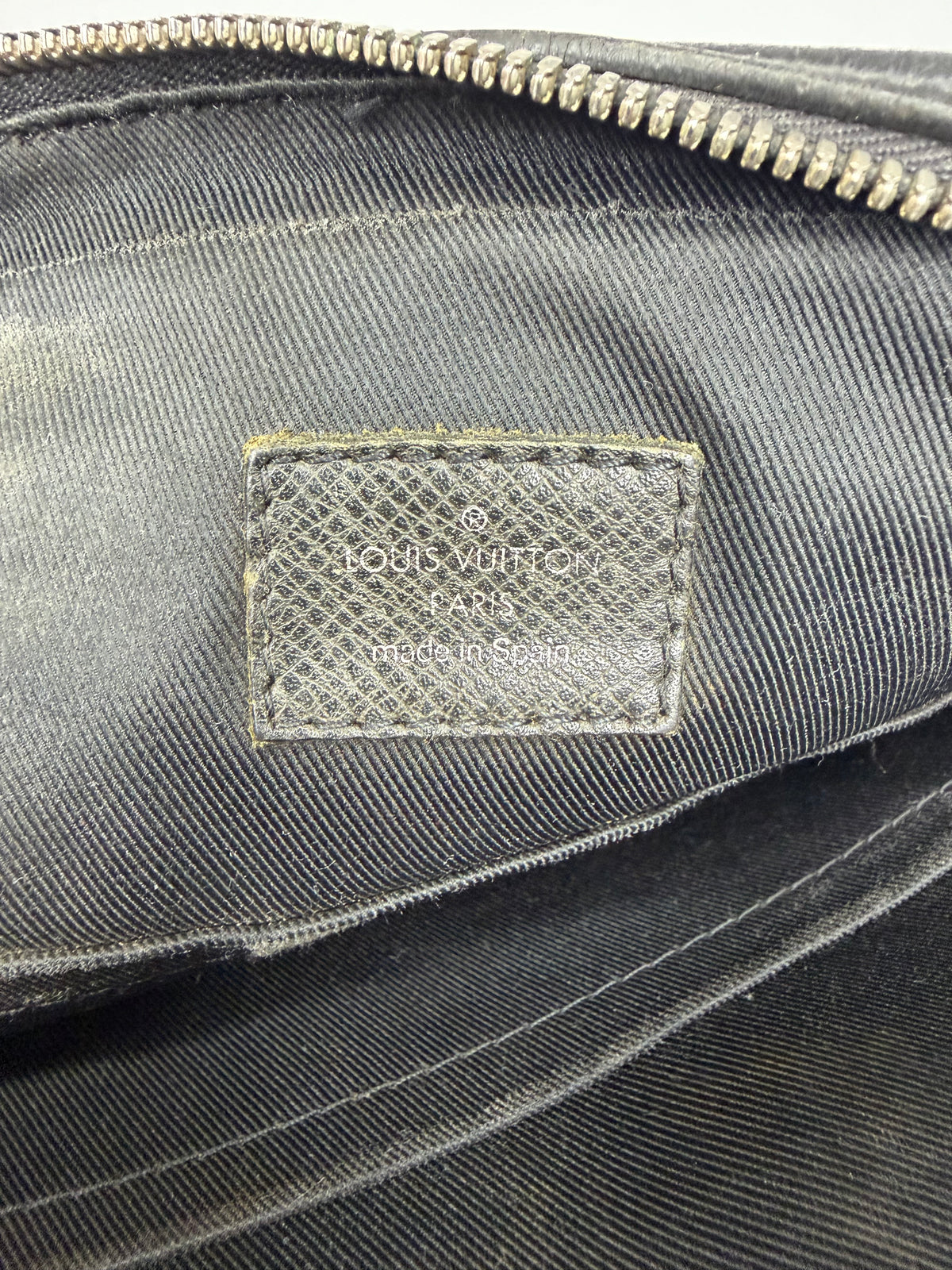 LOUIS VUITTON
Taiga Anton Pochette Black