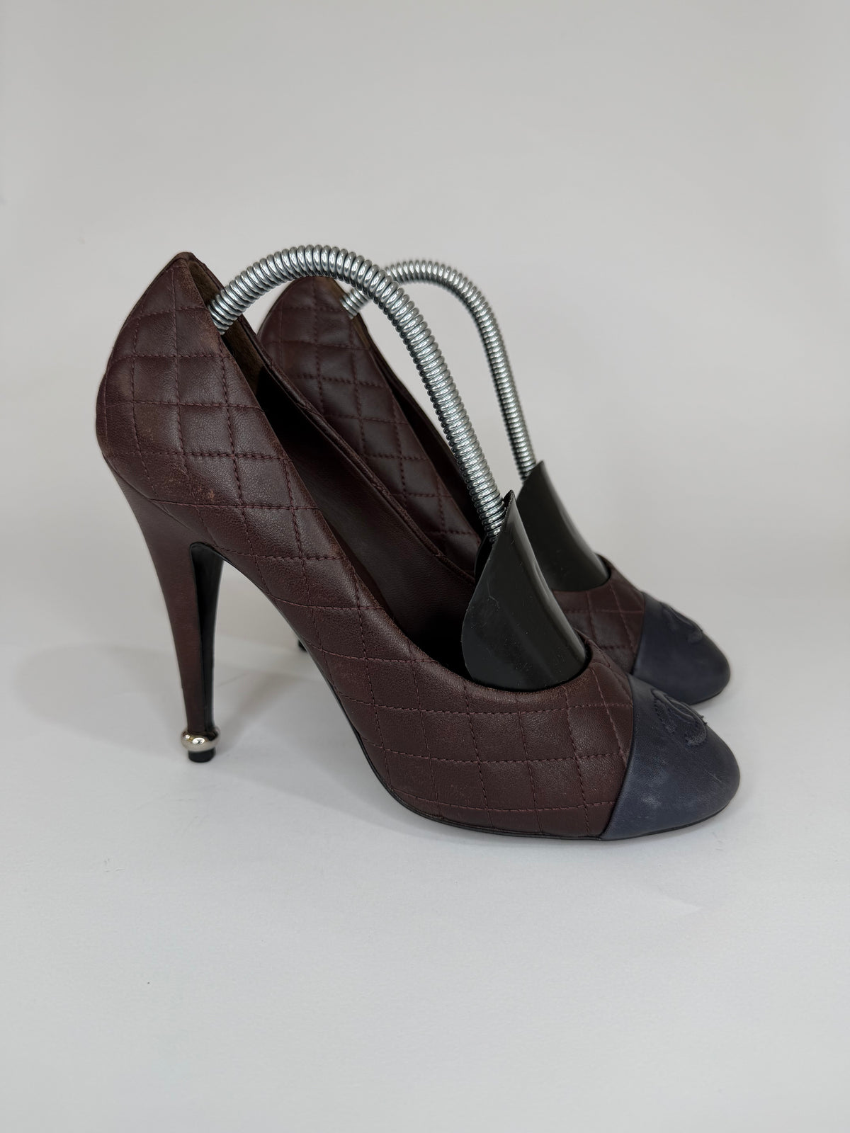 Chanel Burgundy/Navy Blue Quilted Leather CC Cap Toe Pumps Size 38 EU/ 8 US/ 5 UK