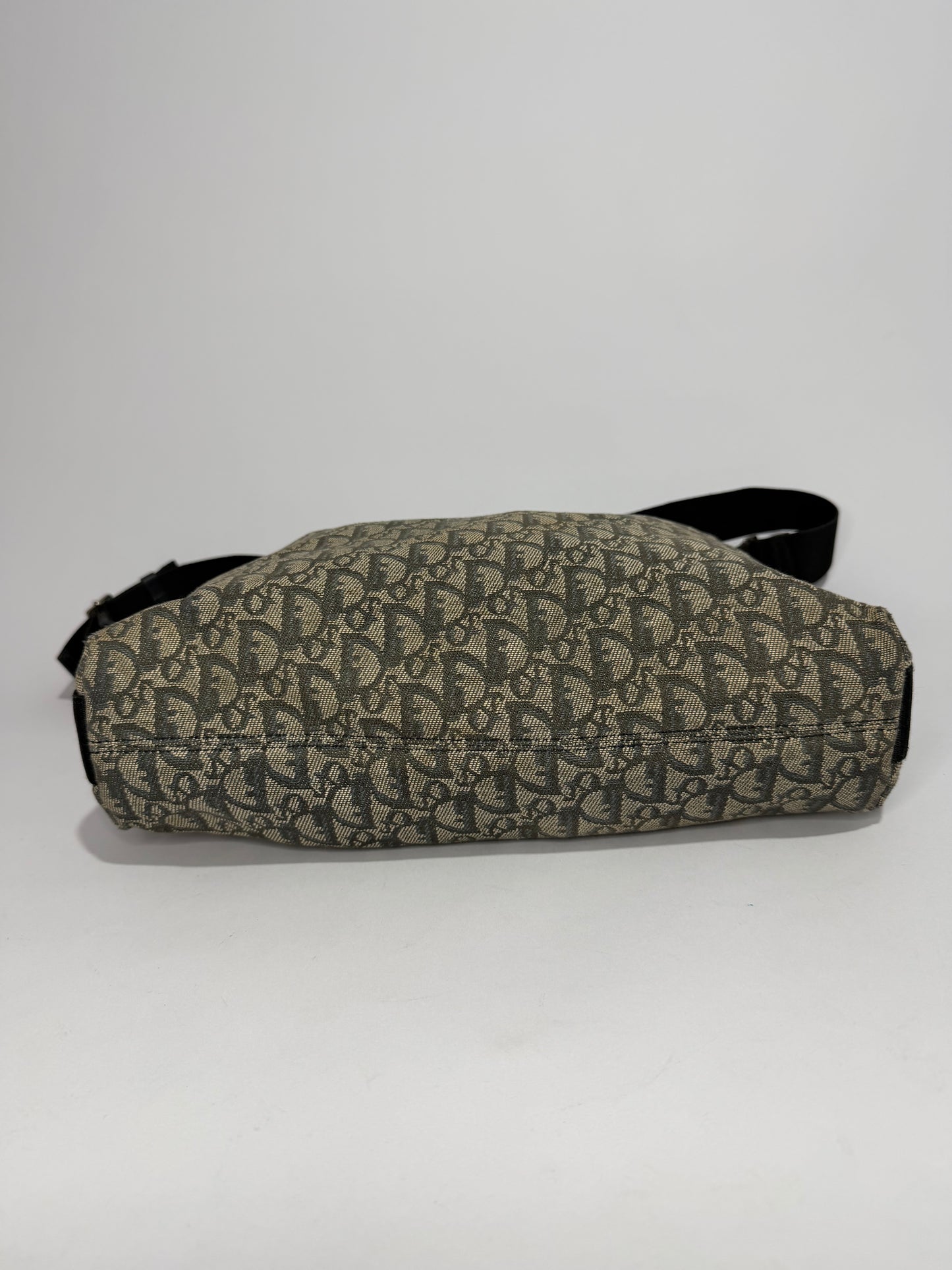 CHRISTIAN DIOR 
Monogram Messenger Olive
