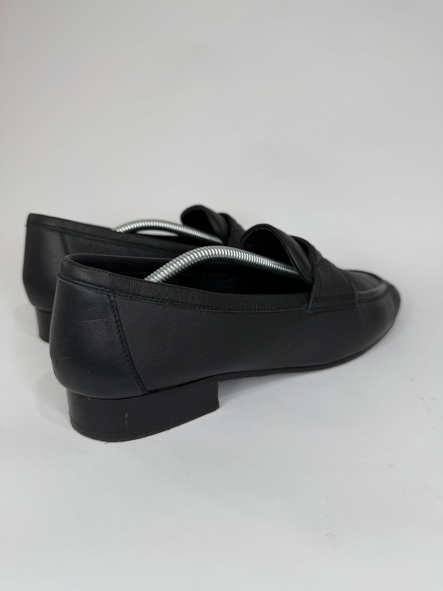 CHANEL
Lambskin Womens Stitched CC Loafers Black Size 39 EU/ 9 US / 6 UK
