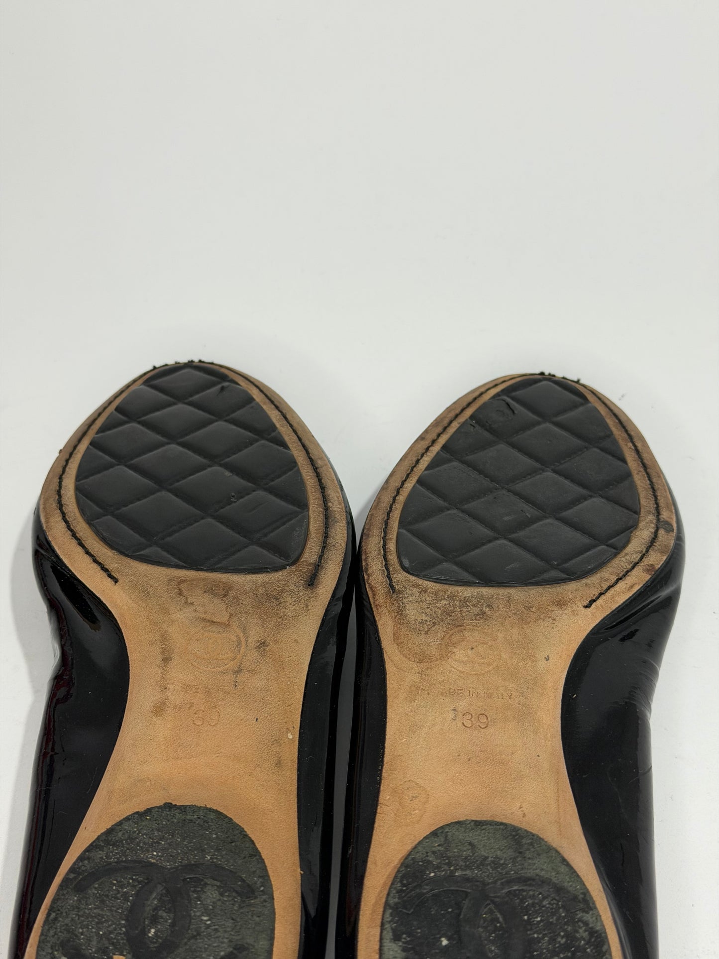 Chanel
Interlocking CC Logo Patent Leather Flats Size 39 EU/ 9 US