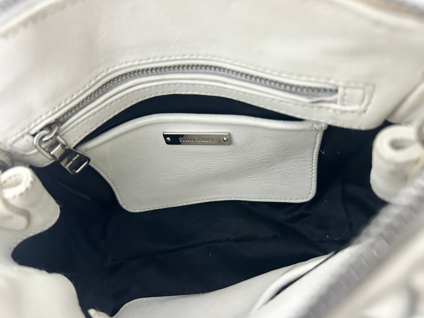 MIU MIU 
Nappa Matelasse Lux Mini Crossbody Tote Bianco