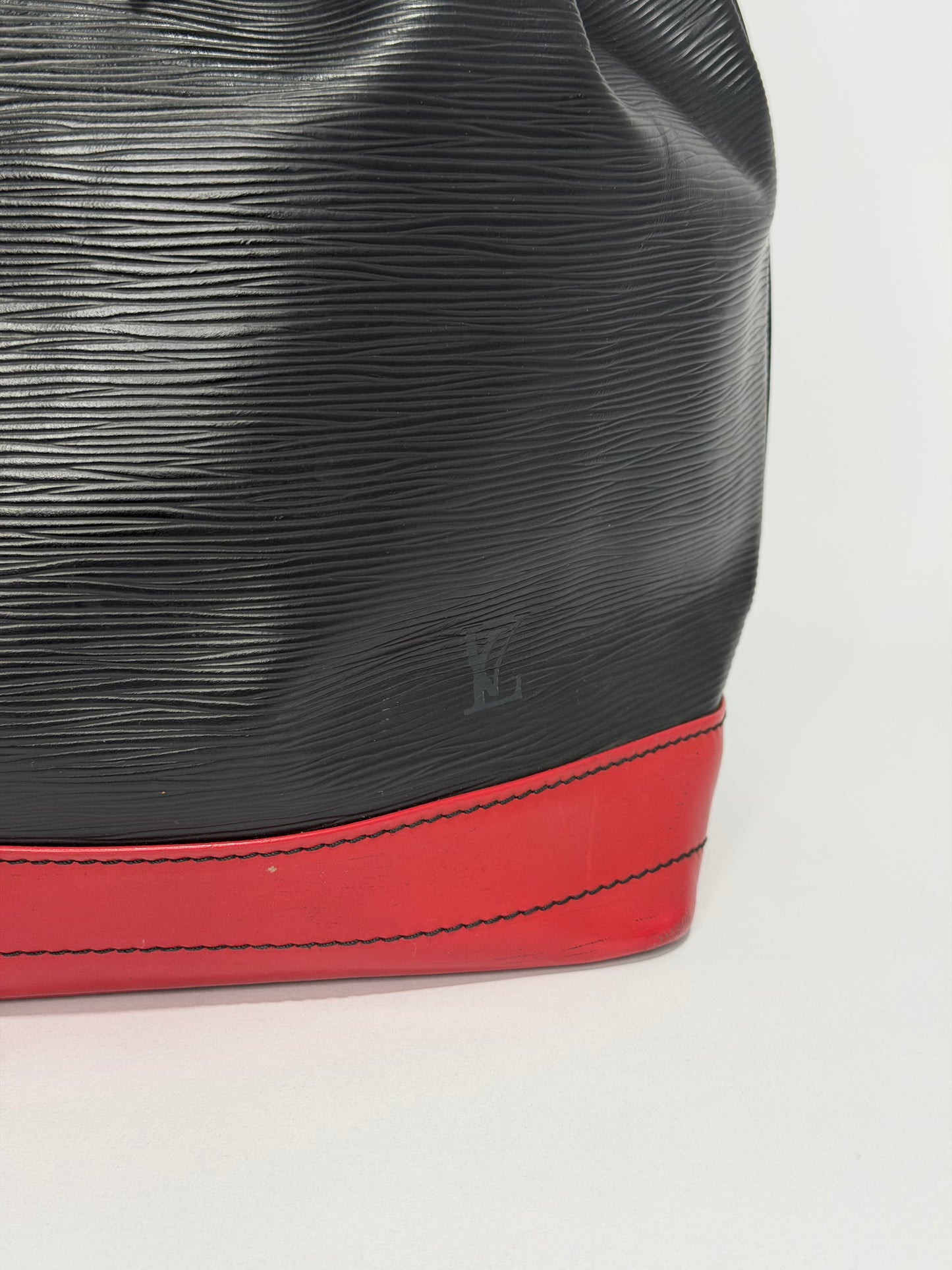 LOUIS VUITTON
Black/Castilian Red Epi Leather Large Noe Bag