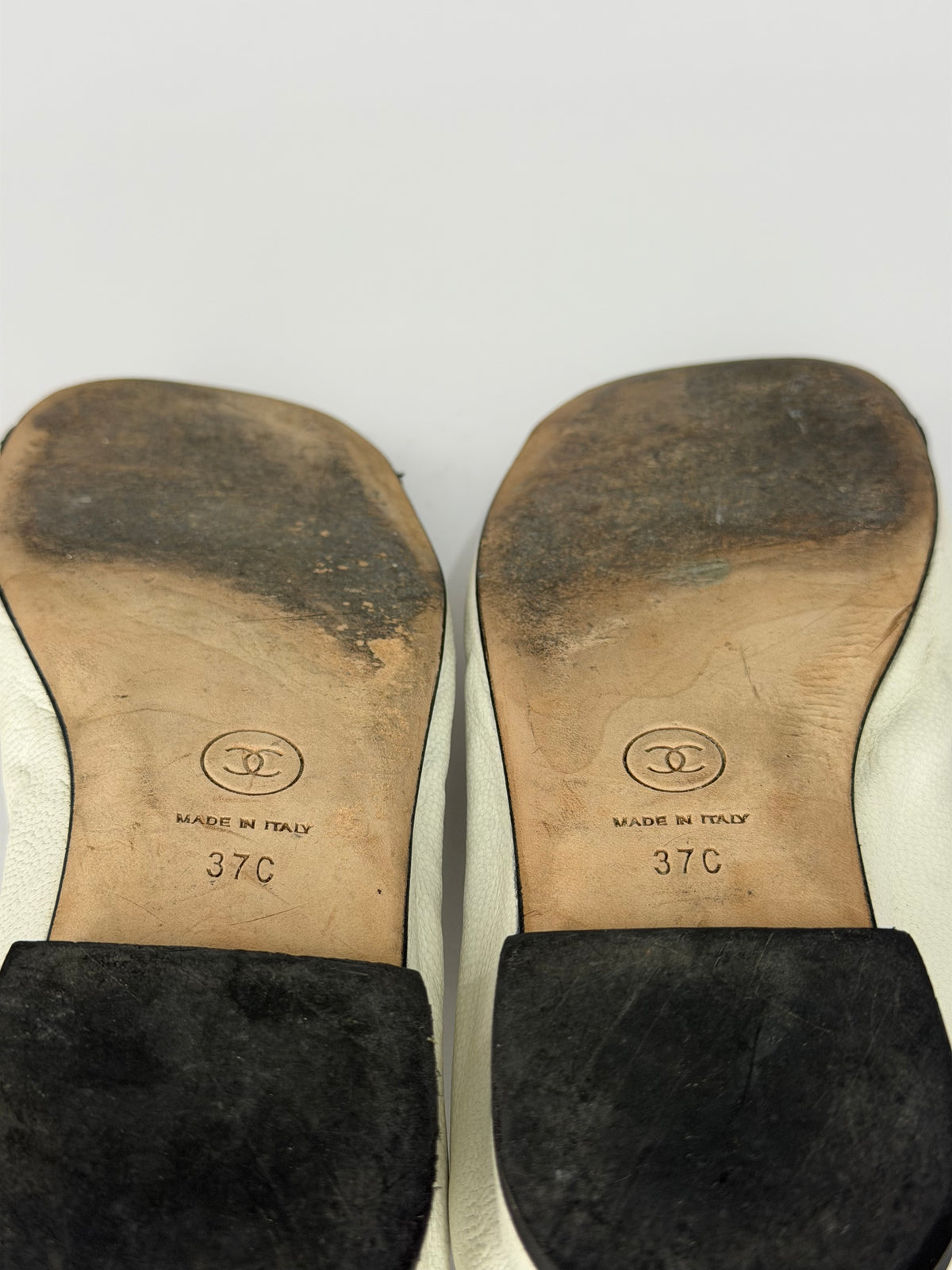 Chanel White/Black Leather CC Mary Jane Flats Size 37 EU/ 7 US