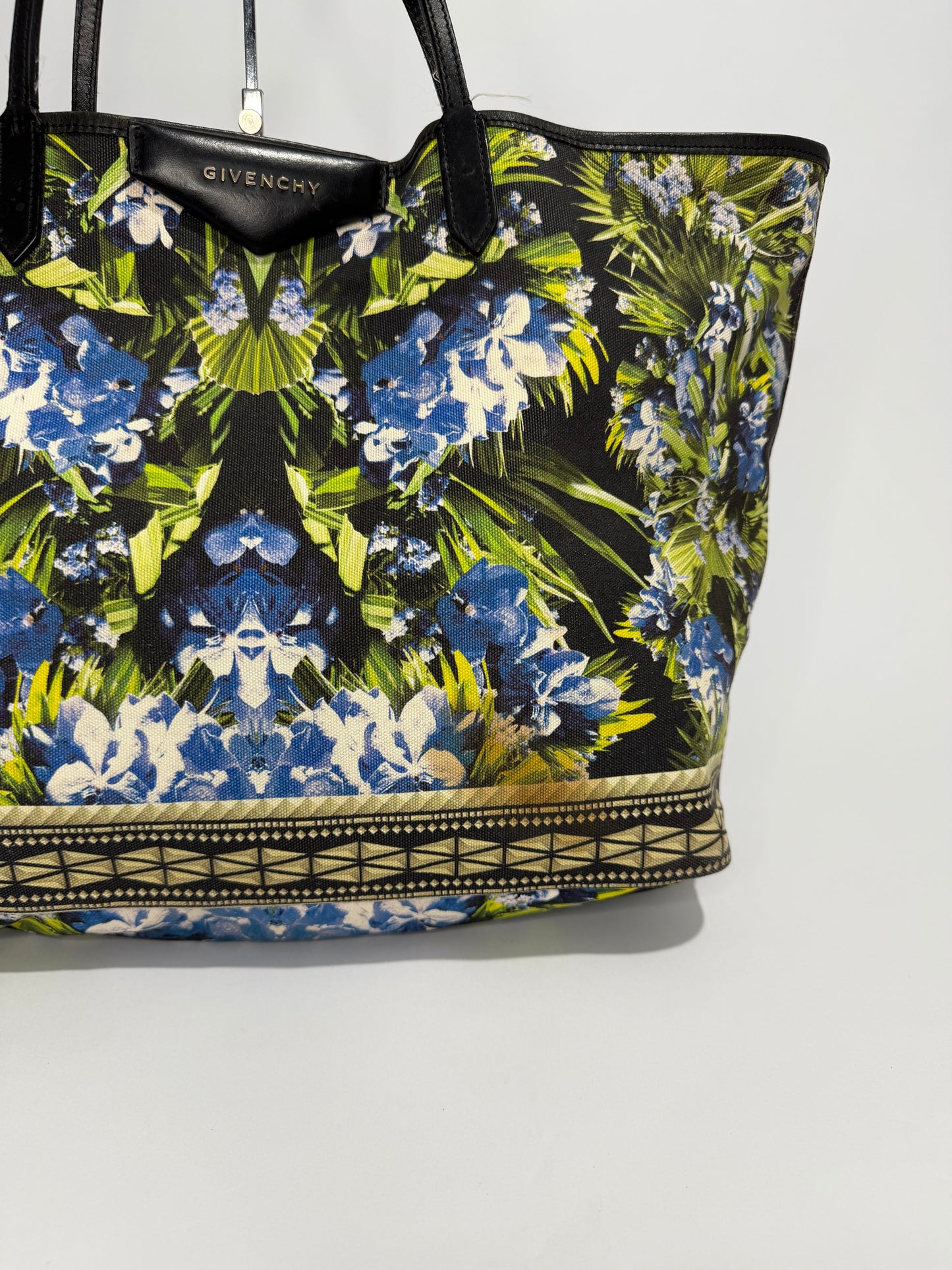 GIVENCHY
Floral Print Coated Canvas Antigona Large Tote Bag