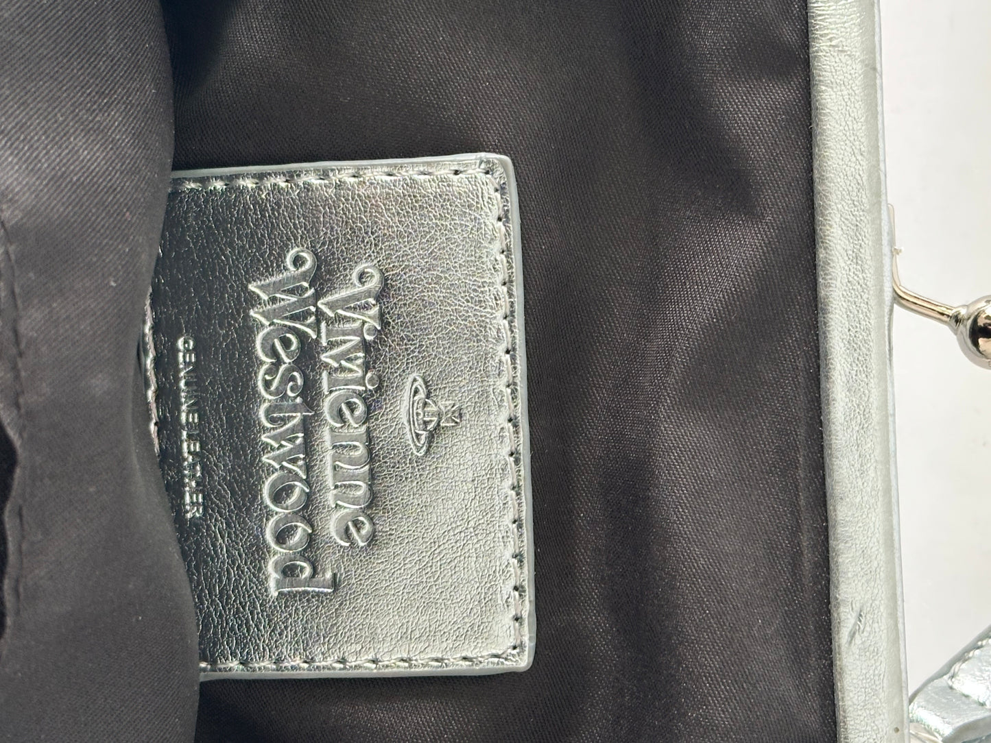 VIVIENNE WESTWOOD
Metallic-print Embossed-logo Tote In Silber