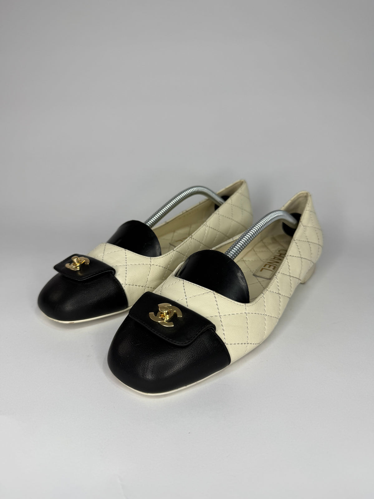 Chanel
2024 Interlocking CC Logo Ballet Flats
Women's Size 38 EU/ 8 US