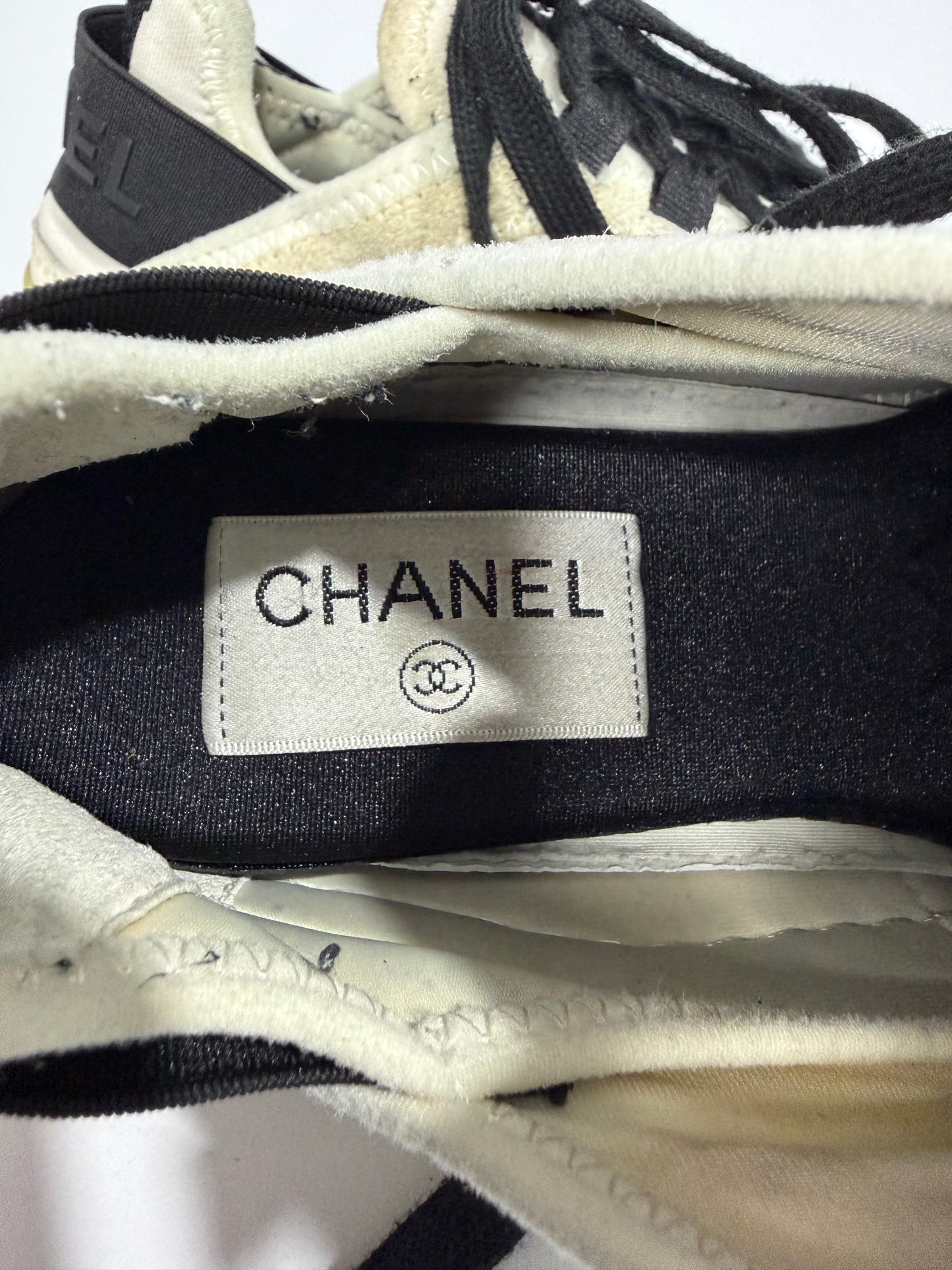 Chanel White/Black Fabric And Suede CC Low Top Sneakers Size 37 EU/7 US