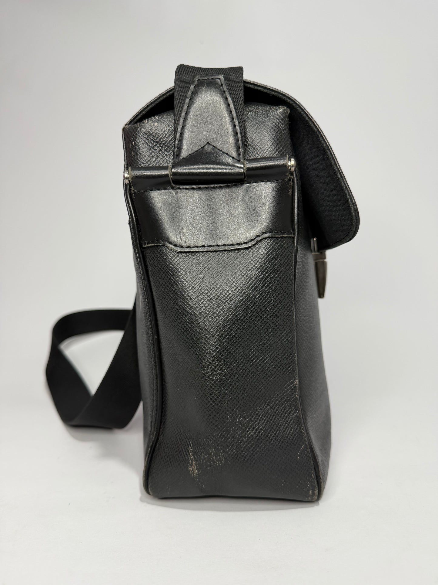 LOUIS VUITTON
Black Taiga Leather Yaranga Porte Appareil Messenger Bag