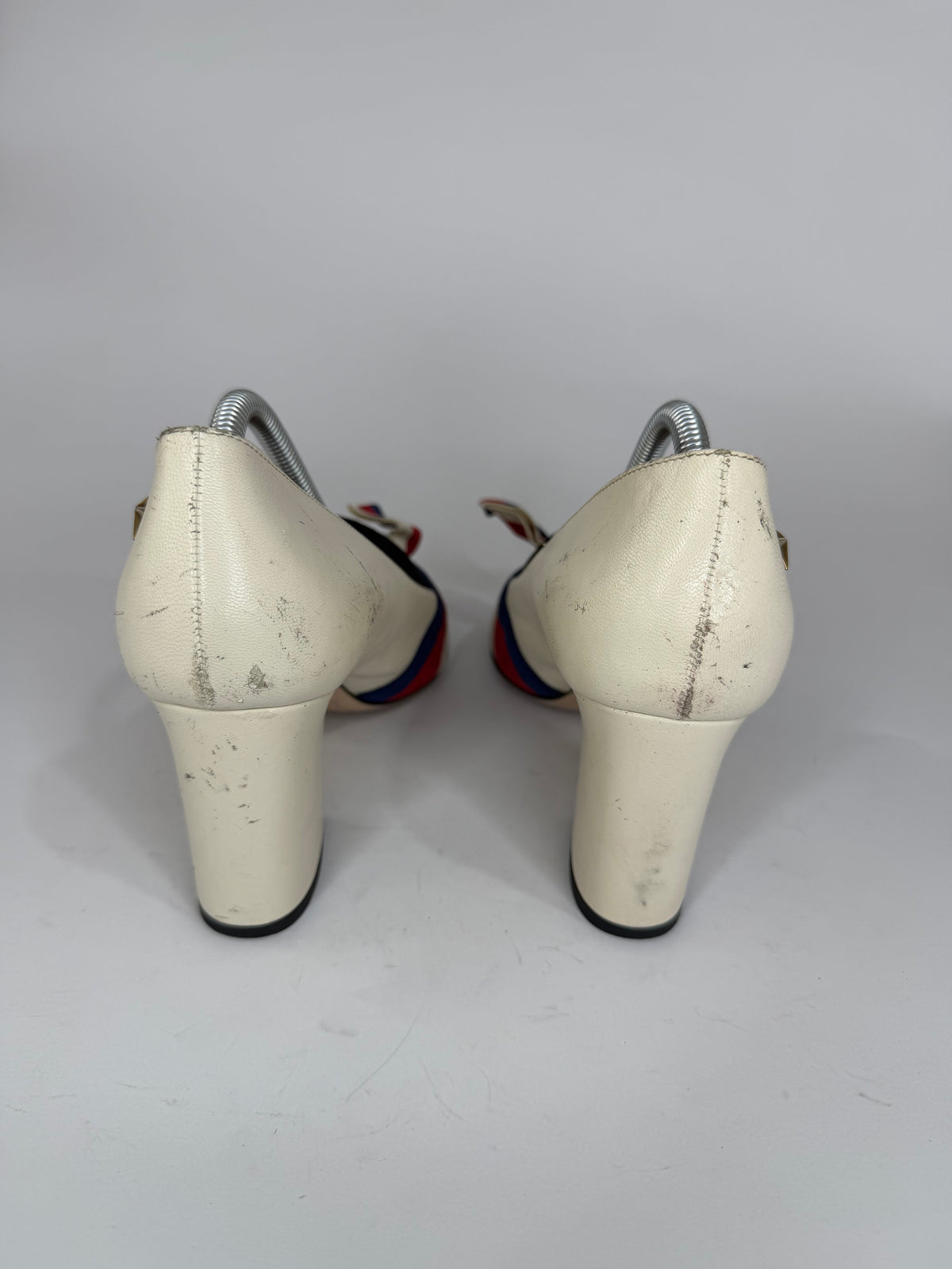 GUCCI
White Leather Vintage Web Bow Pumps Size 36.5 EU/ 6.5 US/ 3.5 UK