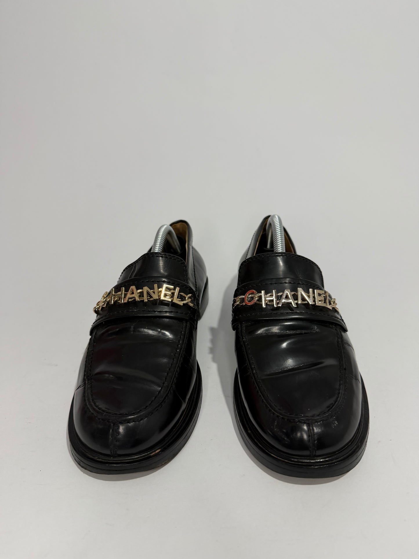 CHANEL
Shiny Calfskin Logo Loafers Black Size 37 EU/ 7 US/ 4 UK