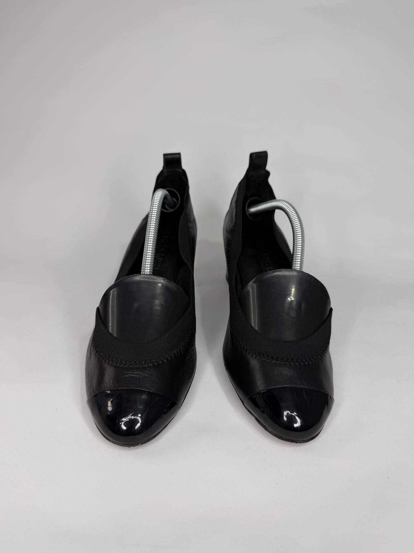 Chanel CC  Black Leather and Patent Leather Block Heel Pumps Size 39 EU/ 9 US/ 6 UK