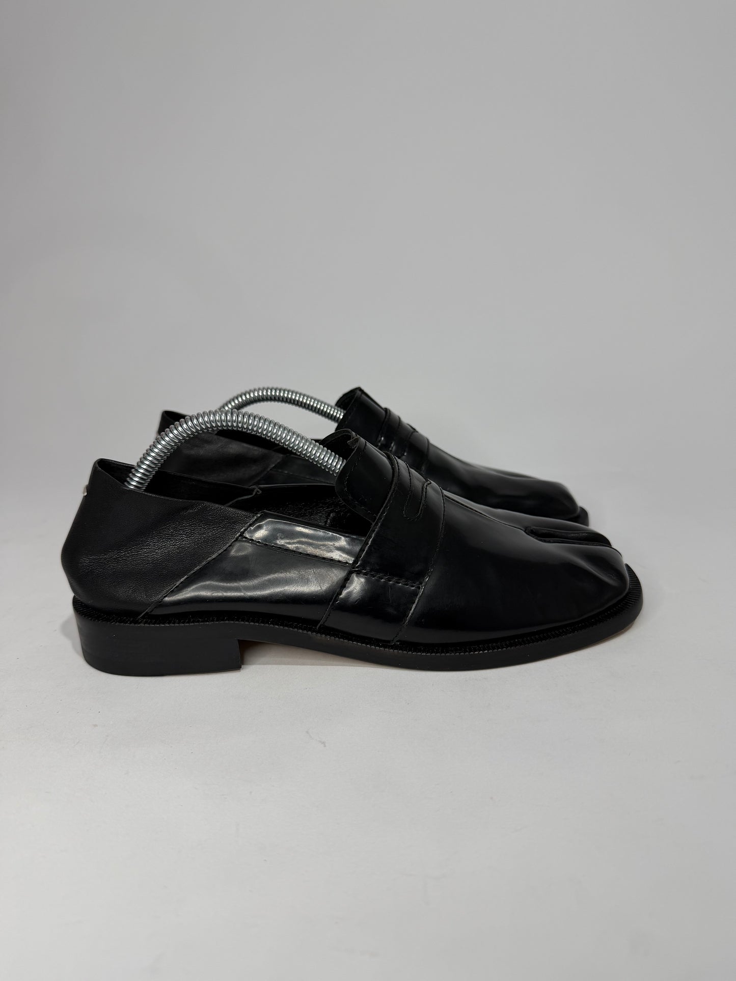 Maison Margeil
Tabi strap split-toe loafers Size 38 EU/ 8 US/ 5UK