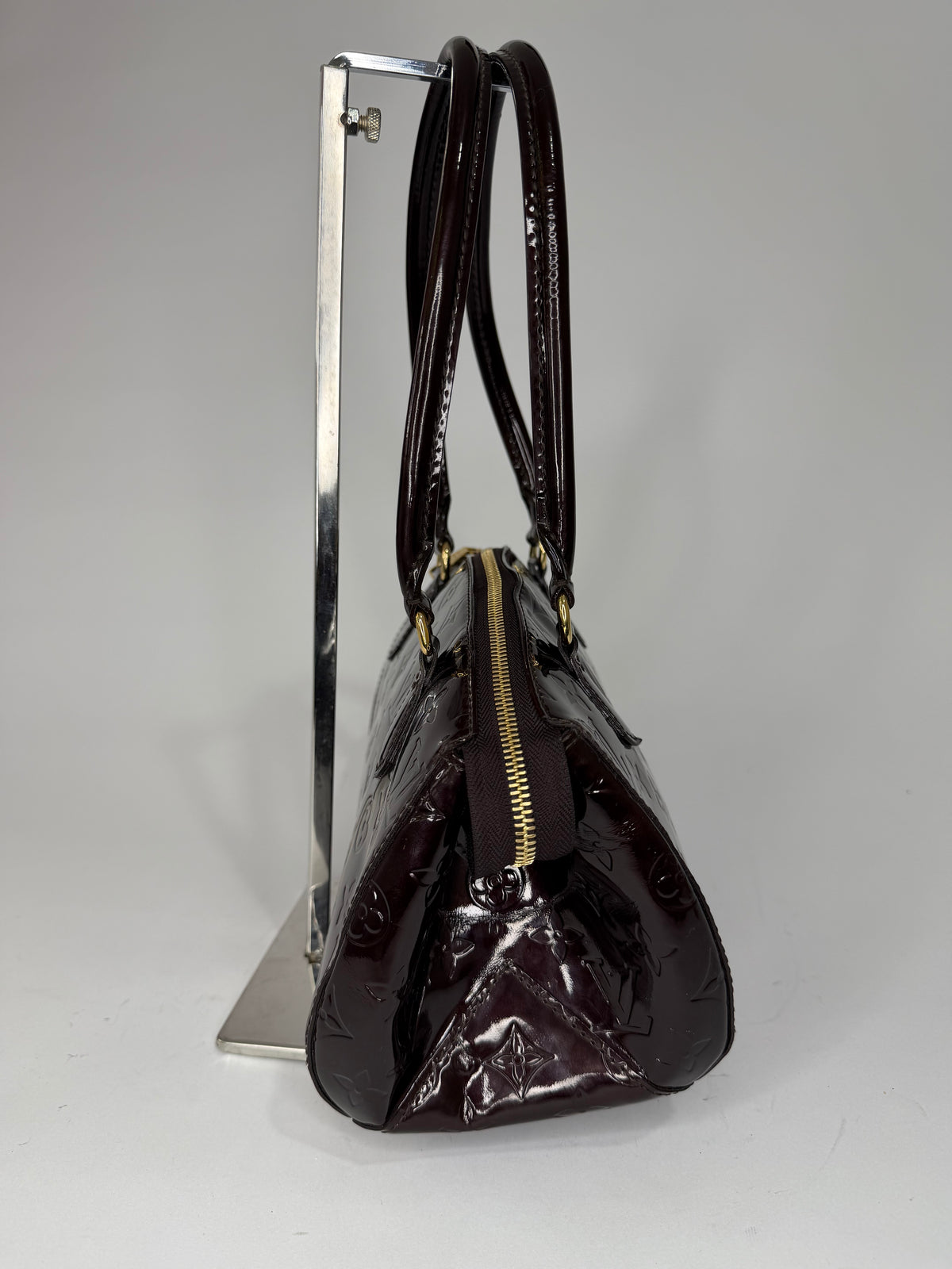 LOUIS VUITTON
Amarante Monogram Vernis Sherwood Bag