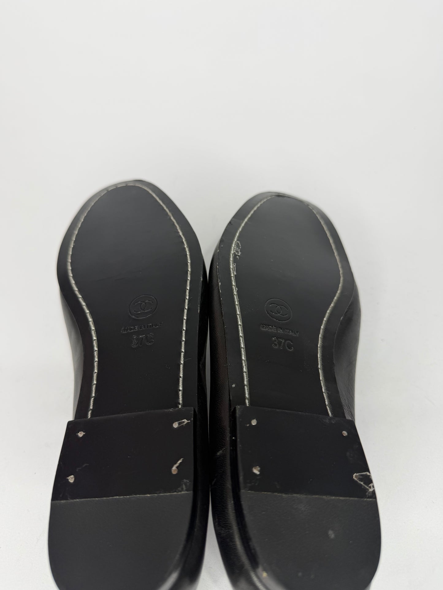 Chanel
2017 Faux Pearl Accents Loafers
Women's Size 37 EU/ 7 US