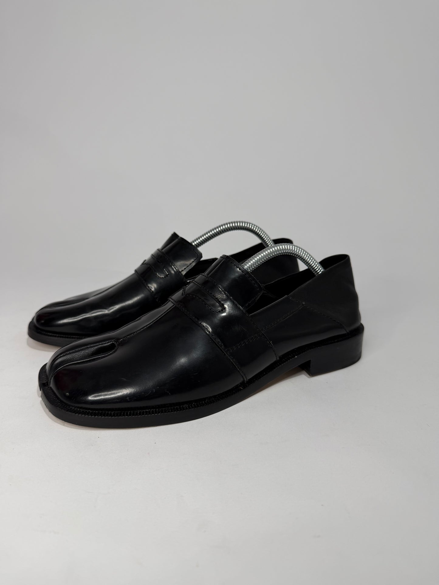 Maison Margeil
Tabi strap split-toe loafers Size 38 EU/ 8 US/ 5UK