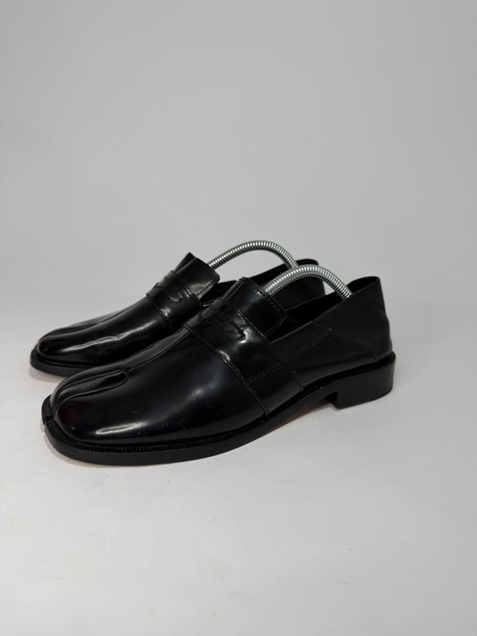 Maison Margeil
Tabi strap split-toe loafers Size 38 EU/ 8 US/ 5UK