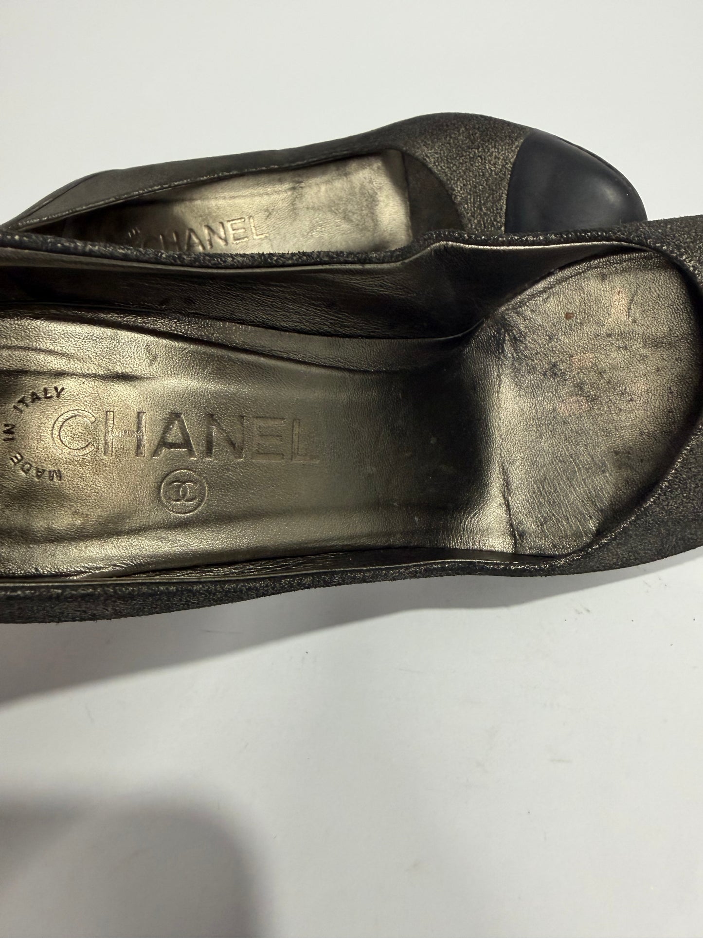 Chanel Metallic Metallic Silver Textured Suede CC Platform Pumps Size 38.5 EU/ 8.5 US/ 5.5 UK