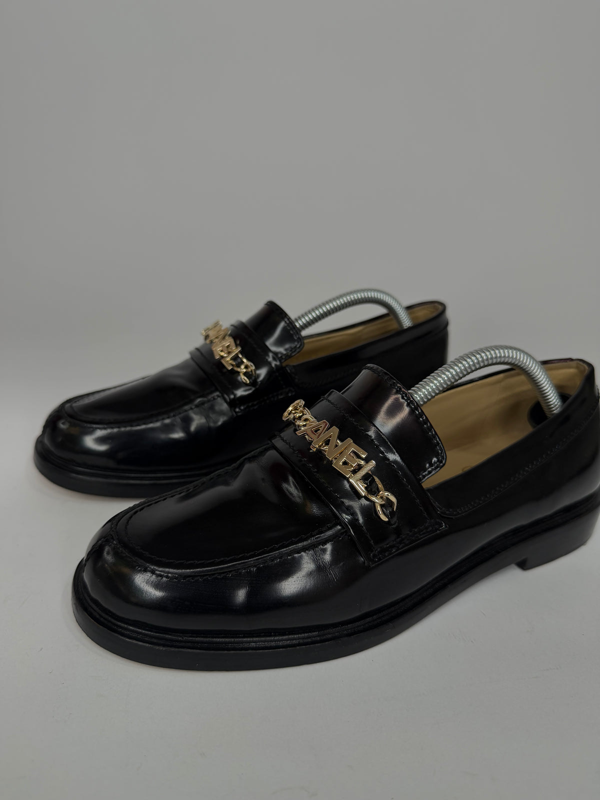 CHANEL
Shiny Calfskin Logo Loafers Black Size 37 EU/ 7 US
