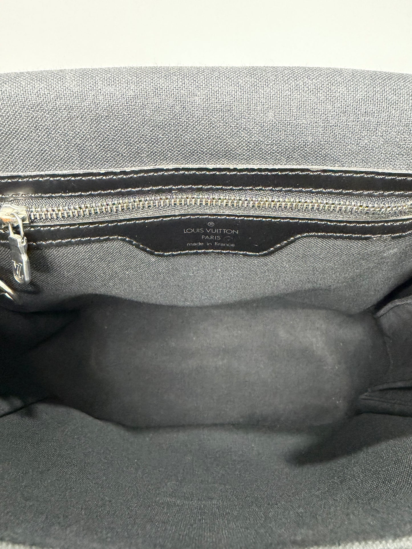 LOUIS VUITTON
Black Taiga Leather Yaranga Porte Appareil Messenger Bag