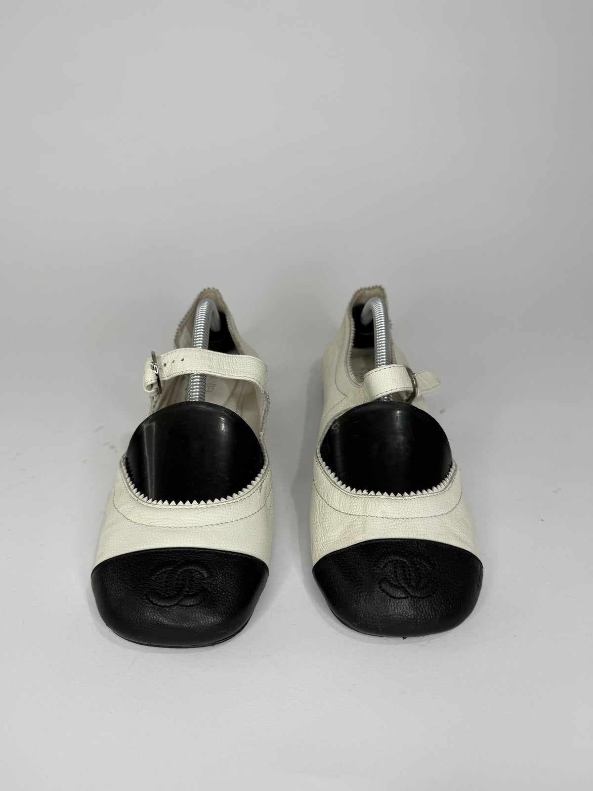 Chanel White/Black Leather CC Mary Jane Flats Size 37 EU/ 7 US