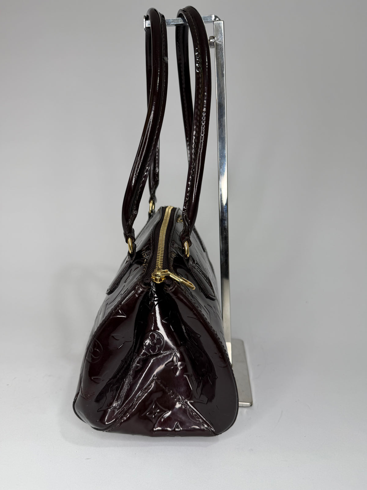 LOUIS VUITTON
Amarante Monogram Vernis Sherwood Bag