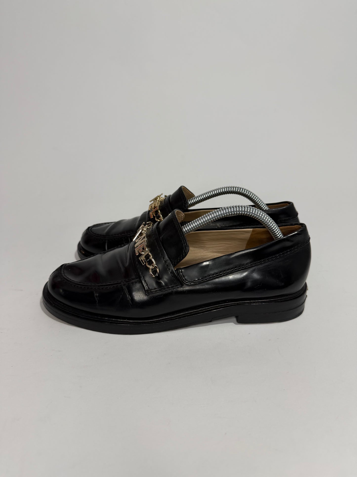 CHANEL
Shiny Calfskin Logo Loafers Black Size 37 EU/ 7 US/ 4 UK