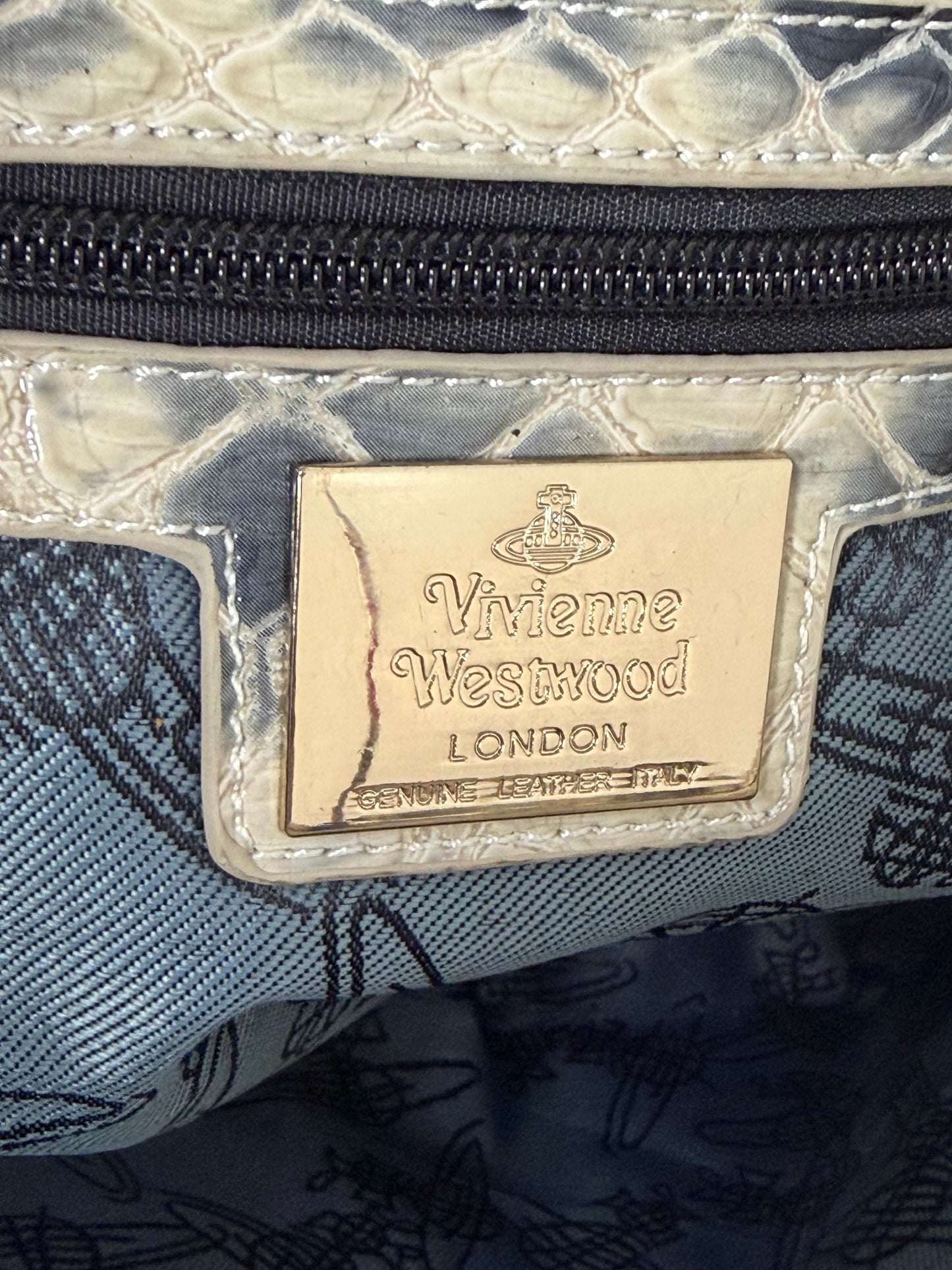 VIVIENNE WESTWOOD Metallic-print Embossed-logo Tote In Silber