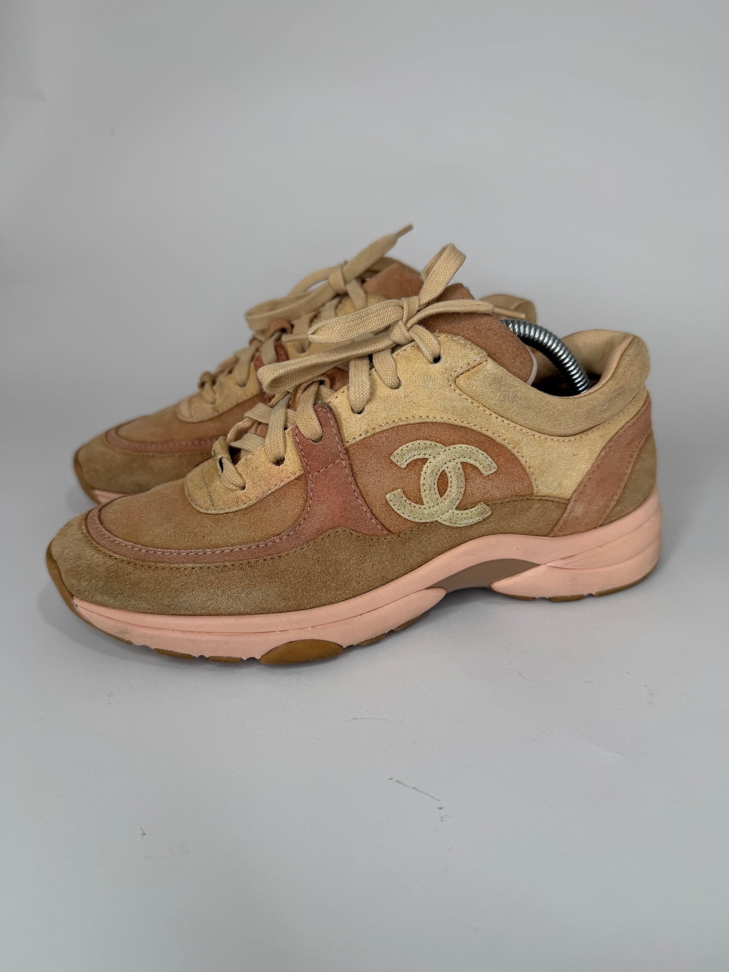 Chanel
Interlocking CC Logo Suede Sneakers
Women's Size 36.5 EU/ 6.5 US/ 3.5 UK
